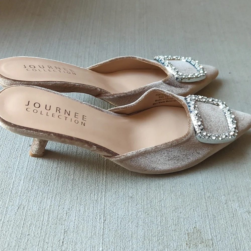 Journee Collection Women's Tan Velvet Silver Buckle Pointed‎ Toe Heels Size 7.5
